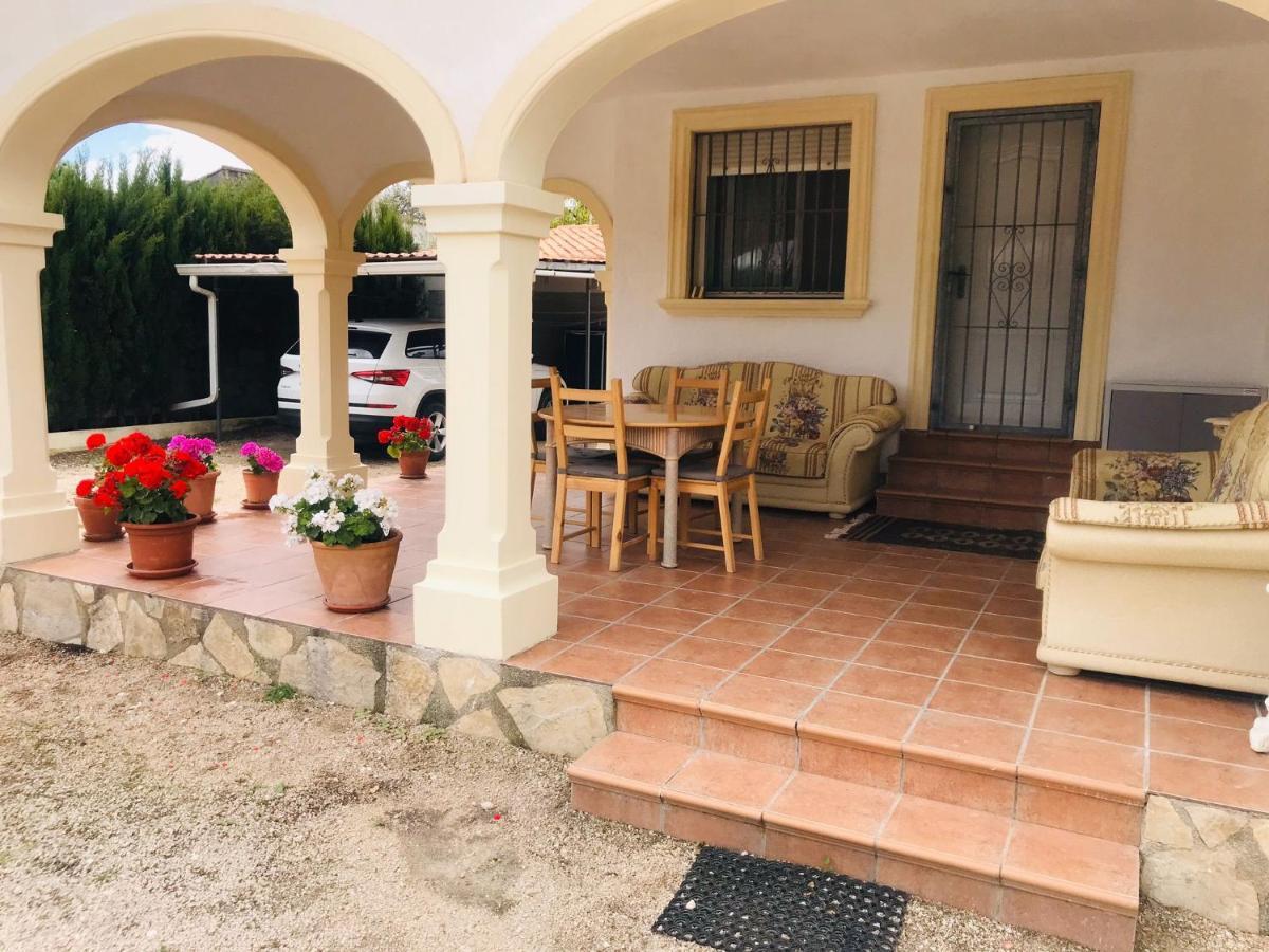 منزل الضيف Les Deveses  في The House المظهر الخارجي الصورة
